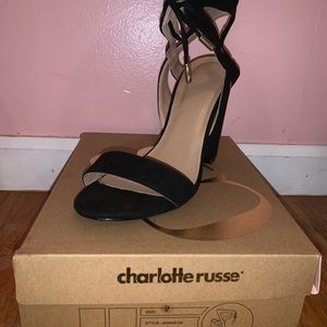 Chunky Black heels with details!